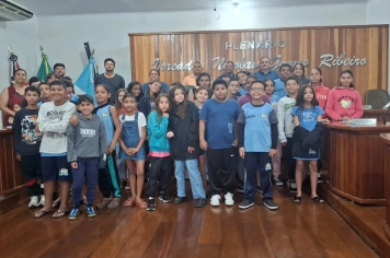 ALUNOS CONHECENDO A CÂMARA !!!